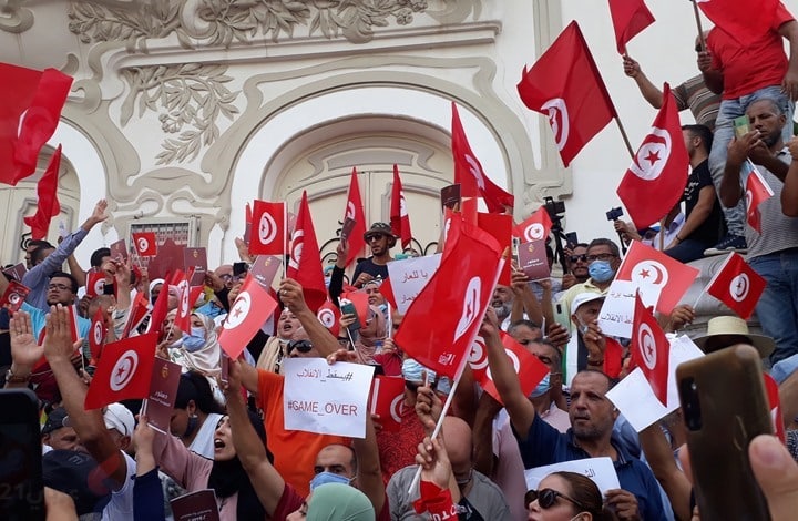 الرئيس التونسي يحظر التمويل الأجنبي لمنظمات المجتمع المدني