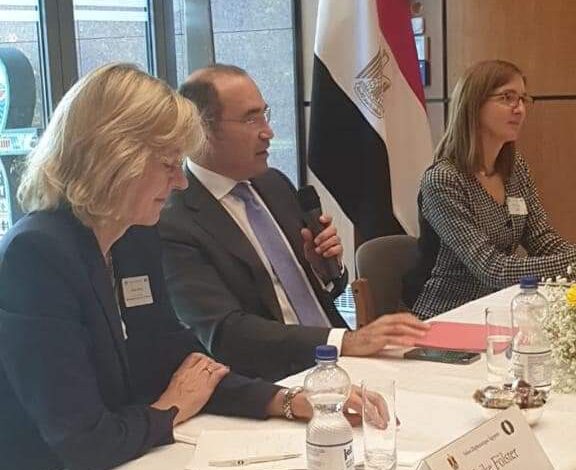 السفير المصري ببرلين يستعرض الفرص الاستثمارية بمصر