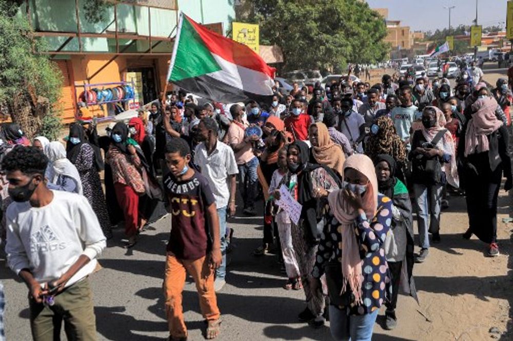 السودان: الشرطة تطلق الغاز المسيل للدموع على المتظاهرين بعد وصولهم إلى القصر الرئاسي