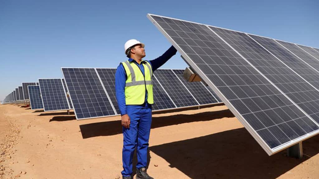 المركز الإعلامي لمجلس الوزراء ينفي شائعات توقف محطات الطاقة الشمسية