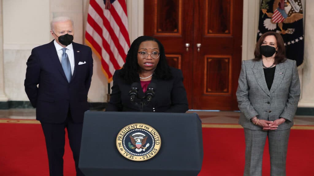 الرئيس الأمريكي يختار "كيتانجي جاكسون" كمرشح للمحكمة العليا الأمريكية