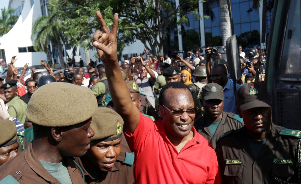 "فريمان مبوي" رئيس حزب المعارضة بتنزانيا يُتهم بارتكاب أعمال إرهابية