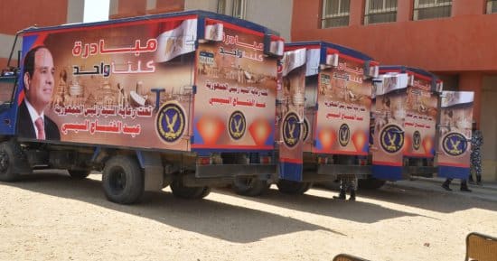 وزارة الداخلية المصرية تقوم بتوزيع كراتين رمضان للمواطنين البسطاء