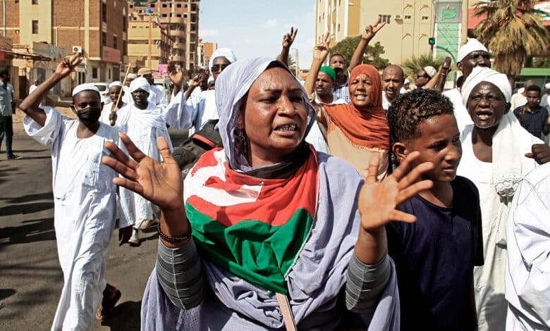 الإنقلاب العسكري في السودان يتسبب في تدفق المزيد من الأزمات داخل البلاد