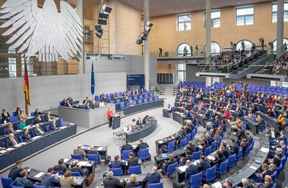 البرلمان الألماني يلغي القانون الإجباري لتناول جرعات فيروس كورونا