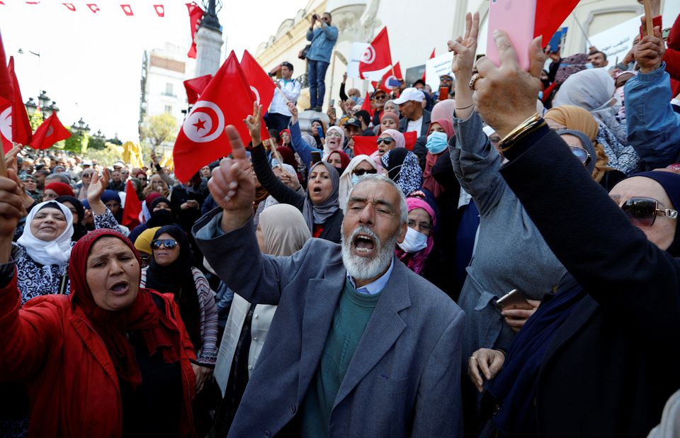 الرئيس التونسي يتبع سياسة الرجل الواحد واحتجاجات من قبل المعارضة داخل تونس