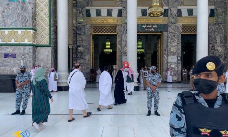 أحالة صحفي غير مسلم وموظف للنيابة بعد دخولهم مكة