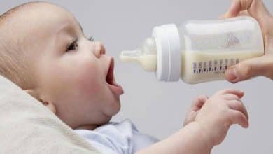 الفرق بين الرضاعة الصناعية والرضاعة الطبيعية