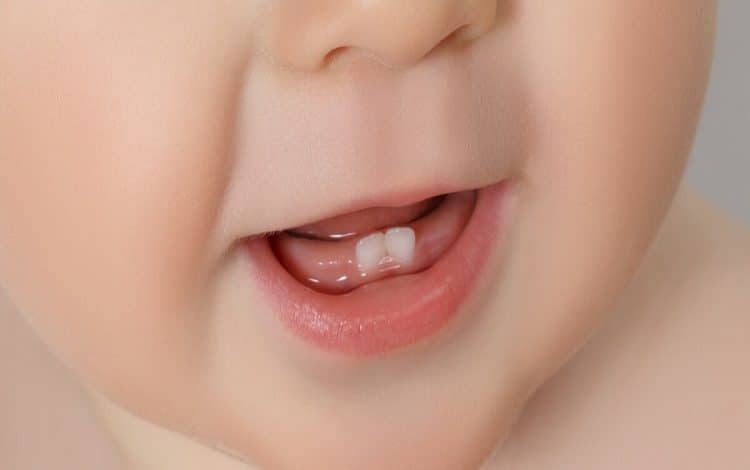 متى تطلع اسنان الطفل